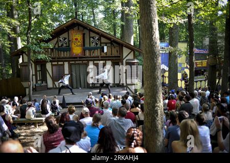 Bildnummer: 54362628  Datum: 29.08.2010  Copyright: imago/Xinhua (100830) -- WASHINGTON, Aug. 30, 2010 (Xinhua) -- watch a comedy sword play during the 2010 Maryland Renaissance Festival in Crownsville, Maryland, the United States, on Aug. 29, 2010. The annual festival, set in the 16th century glory, has become one of the region s premier outdoor attractions, featuring a cornucopia of entertainments, feasting and high-quality crafts for all ages. (Xinhua/Zhang Jun) (1r) (8)U.S.-WASHINGTON-MARYLAND RENAISSANCE FESTIVAL PUBLICATIONxNOTxINxCHN Gesellschaft Tradition Kostüm Renaissance Fest Kultur Stock Photo