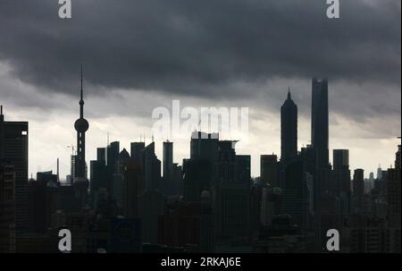 Bildnummer : 54374405 Datum : 31.08.2010 Copyright : imago/Xinhua (100831) -- SHANGHAI, 31 août 2010 (Xinhua) -- un nuage sombre est vu au-dessus du centre-ville de Shanghai, dans l'est de la Chine, 31 août 2010. Des pluies abondantes et des orages devraient frapper Shanghai alors que les six, septième et huitième tempêtes tropicales de cette année sont actives en mer dans l est de la Chine. (Xinhua/PEI Xin) (zhs) CHINA-SHANGHAI-STORMS-RAIN (CN) PUBLICATIONxNOTxINxCHN Gesellschaft Wetter dunkle Wolken kbdig xsk 2010 quer o0 totale, Unwetter, Sturm Bildnummer 54374405 Date 31 08 2010 Copyright Imago XINHUA Shanghai août 31 2010 XINHUA Dark Cloud IS Lake Banque D'Images