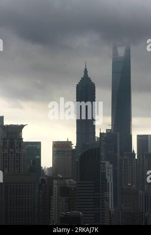 Bildnummer : 54374406 Datum : 31.08.2010 Copyright : imago/Xinhua (100831) -- SHANGHAI, 31 août 2010 (Xinhua) -- un nuage sombre est vu au-dessus du centre-ville de Shanghai, dans l'est de la Chine, 31 août 2010. Des pluies abondantes et des orages devraient frapper Shanghai alors que les six, septième et huitième tempêtes tropicales de cette année sont actives en mer dans l est de la Chine. (Xinhua/PEI Xin) (zhs) CHINA-SHANGHAI-STORMS-RAIN (CN) PUBLICATIONxNOTxINxCHN Gesellschaft Wetter dunkle Wolken kbdig xsk 2010 hoch o0 totale, Unwetter, Sturm Bildnummer 54374406 Date 31 08 2010 Copyright Imago XINHUA Shanghai août 31 2010 XINHUA Dark Cloud IS Lake Banque D'Images