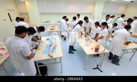 Bildnummer: 54392162  Datum: 02.09.2010  Copyright: imago/Xinhua (100902) -- TIANJIN, Sept. 2, 2010 (Xinhua) -- Foreign medical students take part in clinical simulated training at Tianjin Medical University in Tianjin, north China, Sept. 2, 2010. A comprehensive clinical simulation hospital was set up in Tianjin Medical University on Thursday to train foreign students studying medicine in China. The hospital can provide an all-English training environment for foreign students to study medical cases of internal medicine, surgery, paediatrics, gynaecology, etc. As one of the first higher-learni Stock Photo