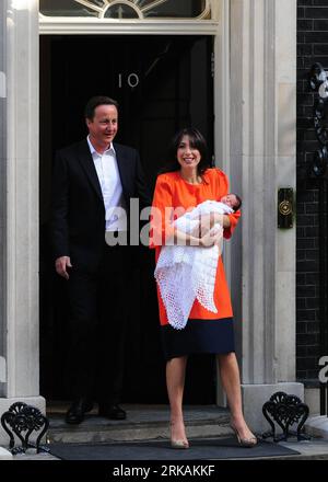 Bildnummer : 54400412 Datum : 03.09.2010 Copyright : imago/Xinhua (100903) -- LONDRES, 3 septembre 2010 (Xinhua) -- le Premier ministre britannique David Cameron et son épouse Samantha posent pour des photos avec leur petite fille Florence Rose Endellion devant le numéro 10 Downing Street à Londres le 3 septembre 2010. Florence Rose Endellion, quatrième enfant du couple, est née le 24 août dans la capitale cornique Truro, au sud-ouest de l’Angleterre. (Xinhua/Zeng Yi) (jl) BRITAIN-LONDON-PM CAMERON-DAUGHTER PUBLICATIONxNOTxINxCHN Politik Entertainment People Familie Privat Frau Kind premiumd xint kbdig xng 2010 hoch Highlight Banque D'Images