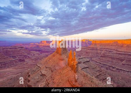 Nuages au lever du soleil à Marlboro point, parc national de Canyonlands, Utah Banque D'Images