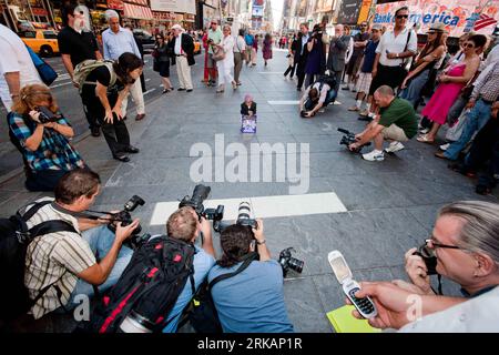 Bildnummer : 54410967 Datum : 08.09.2010 Copyright : imago/Xinhua (100907) -- NEW YORK, 7 septembre 2010 (Xinhua) -- les photographes prennent des photos de Khagendra Thapa Magar, le plus petit adolescent du monde du Népal, sur Times Square à New York, aux États-Unis, le 7 septembre 2010. Khagendra Thapa Magar, 17 ans mais mesurant seulement 22 pouces (environ 55,88 centimètres), est à New York pour marquer son introduction dans Ripley s Believe IT or Not! Dernier livre ENTRER SI VOUS OSEZ! . (Xinhua/Zhu Wei) (zw) U.S.-NEW YORK-NEPAL-SHORTEST TEEN-VISIT PUBLICATIONxNOTxINxCHN Gesellschaft klein Kleinwuchs kbdig xcb 2010 quer Banque D'Images