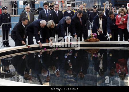 Bildnummer : 54420184 Datum : 11.09.2010 Copyright : imago/Xinhua New York gouverneur David Patterson, vice-président Joe Biden, Dr, Jill Biden, maire de New York Michael Bloomberg, gouverneur du New Jersey Chris Christie et membres de la famille (de gauche à droite) des victimes de 9/11 se rassemblent autour du Ground Zero et déposent une fleur dans la piscine réfléchissante à l'endroit où se trouvaient autrefois les tours jumelles lors du neuvième anniversaire des attaques terroristes contre le World Trade Center, à New York, le 11 septembre 2010. Les familles se rassemblent dans la piscine réfléchissante le 9e anniversaire de 9/11 au Ground Zero à New York PUBL Banque D'Images