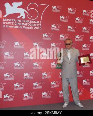 VENISE, 11 septembre 2010 (Xinhua) -- le réalisateur polonais Jerzy Skolimowski organise la coupe Volpi du meilleur acteur au nom de l'acteur Vincent Gallo lors d'un photocall à la suite de la cérémonie de remise des prix du 67e festival du film de Venise à Venise, capitale de l'Italie, le 11 septembre 2010. (Xinhua/Silvia Cesari) ITALIE-FESTIVAL DU FILM DE VENISE-AWARDS PUBLICATIONxNOTxINxCHN Banque D'Images