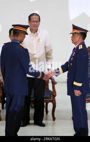 Bildnummer : 54427779 Datum : 14.09.2010 Copyright : imago/Xinhua (100914) -- MANILLE, 14 septembre 2010 (Xinhua) -- le président philippin Benigno Aquino III (C) regarde le chef entrant de la police nationale philippine (PNP), Raul Bacalzo (D) serrer la main du chef sortant de la PNP, Jesus Verzosa (G), lors d’une cérémonie de passation à Quezon City, Philippines, le 14 septembre 2010. Le président philippin Benigno Aquino III a confirmé lundi qu’il avait choisi le directeur général adjoint de la PNP, Raul Bacalzo, comme nouveau chef de la PNP, pour remplacer le général Jesus Verzosa qui prend sa retraite le 15 septembre. (Xinhua/Rouelle Umali) PHILIPPINES-MANILA-POLI Banque D'Images