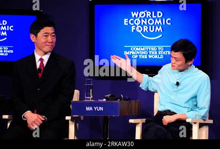 Bildnummer : 54431813 Datum : 15.09.2010 Copyright : imago/Xinhua (100915) -- TIANJIN, 15 septembre 2010 (Xinhua) -- Jack Ma Yun (R), président et chef de la direction du groupe Alibaba de Chine, et Li Daokui, directeur du Centre pour la Chine dans l'économie mondiale, assistent au débat télévisé sur repenser la reprise mondiale: le point de vue de la Chine sur la réunion annuelle des nouveaux champions 2010 du Forum économique mondial, également connue sous le nom de quatrième Forum estival de Davos, dans la municipalité de Tianjin, dans le nord de la Chine, le 15 septembre 2010. (Xinhua/Liu Haifeng)(axy) DAVOS 2010-CHINA-TIANJIN-TV DÉBAT PUBLICATIONxNOTxINxCHN personnes Banque D'Images