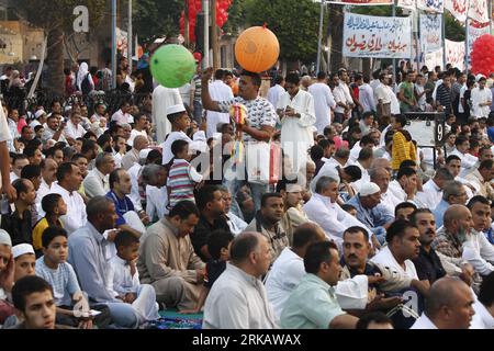 Bildnummer : 54432052 Datum : 10.09.2010 Copyright : imago/Xinhua LE CAIRE, 10 septembre 2010 (Xinhua) -- un égyptien vend des ballons après les prières de l'Aïd al-Fitr à la mosquée Amr Ibn El-AAS au Caire, capitale de l'Egypte, 10 septembre 2010. (Xinhua/Nasser Nouri) (zcq) EGYPT-EID AL-FITR-CELEBRATIONS PUBLICATIONxNOTxINxCHN Gesellschaft religion Islam Tradition Brauch Feste kbdig xkg 2010 quer o0 totale Bildnummer 54432052 Date 10 09 2010 Copyright Imago XINHUA le Caire sept 10 2010 XINHUA à l'homme égyptien vend des ballons après le serment Al Fitr prie À la mosquée Amr Ibn El AAS AU Caire capitale de l'Egypte sept 10 201 Banque D'Images