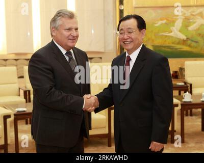 BEIJING, le 15 septembre 2010 Xinhua -- Wang Gang R, vice-président du Comité national de la Conférence consultative politique du peuple chinois, rencontre l'ancien président polonais Aleksander Kwasniewski à Beijing, capitale de la Chine, le 15 septembre 2010. Xinhua/Pang Xinglei zgp CHINE-POLOGNE-WANG GANG-ALEKSANDER KWASNIEWSKI-MEETING CN PUBLICATIONxNOTxINxCHN Banque D'Images