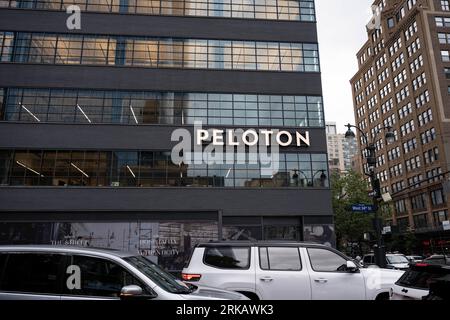 New York, New York, États-Unis. 24 août 2023. Bureaux de peloton ($PTON) sur West 34th Street. La société de fitness et de vélo d'appartement a dû faire face à une baisse des prix des actions après que l'information est sortie que plus de 20,000 abonnés ont annulé leur service en raison d'un rappel affectant le vélo PL-01 de la société. La société est dirigée par le PDG Barry McCarthy. (Image de crédit : © Taidgh Barron/ZUMA Press Wire) USAGE ÉDITORIAL SEULEMENT! Non destiné à UN USAGE commercial ! Banque D'Images