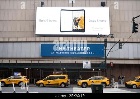 New York, New York, États-Unis. 24 août 2023. Le Hulu Theater à Madison Square Garden, propriété de Jim Dolan. Tandis que Penn Station appartient à Amtrak, il se trouve en dessous de Madison Square Garden et tout en étant la gare ferroviaire de banlieue la plus achalandée en Amérique du Nord, il est ridiculisé comme l'une des pires gares du monde. Le plan du complexe Empire Station du gouverneur Kathy Hochul en partenariat avec le promoteur immobilier Vornado a échoué et elle propose maintenant un plan pour démolir le théâtre Hulu au lieu de déplacer MSG hors site. (Image de crédit : © Taidgh Barron/ZUMA Press Wire) USAGE ÉDITORIAL SEULEMENT! N Banque D'Images