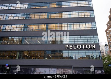 New York, New York, États-Unis. 24 août 2023. Bureaux de peloton ($PTON) sur West 34th Street. La société de fitness et de vélo d'appartement a dû faire face à une baisse des prix des actions après que l'information est sortie que plus de 20,000 abonnés ont annulé leur service en raison d'un rappel affectant le vélo PL-01 de la société. La société est dirigée par le PDG Barry McCarthy. (Image de crédit : © Taidgh Barron/ZUMA Press Wire) USAGE ÉDITORIAL SEULEMENT! Non destiné à UN USAGE commercial ! Banque D'Images