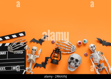 Clapperboard avec décor d'Halloween différent sur fond orange Banque D'Images