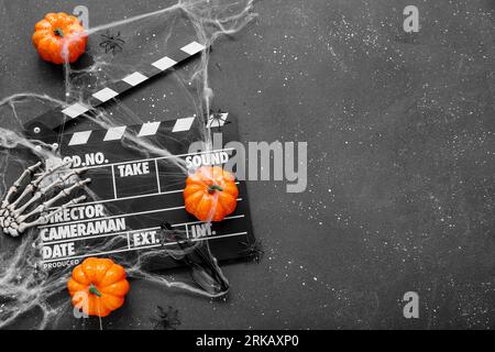 Clapperboard avec décor d'Halloween différent sur fond noir grunge Banque D'Images