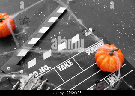 Clapperboard avec décor d'Halloween différent sur fond noir grunge Banque D'Images