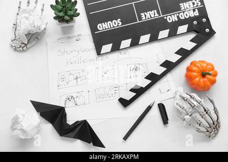 Clapperboard avec storyboard et décor d'Halloween différent sur fond blanc Banque D'Images