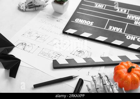 Clapperboard avec storyboard et décor d'Halloween différent sur fond blanc Banque D'Images