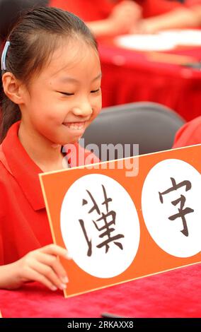 Bildnummer : 54435343 Datum : 16.09.2010 Copyright : imago/Xinhua (100916) -- BEIJING, 16 septembre 2010 (Xinhua) -- Une fille montre les caractères chinois qu'elle a écrits avec un stylo à brosse lors de la cérémonie d'ouverture du festival d'art des caractères chinois traversant le détroit à Beijing, capitale de la Chine, le 16 septembre 2010. Le festival d'art des personnages chinois traversant le détroit a débuté jeudi à Pékin. (Xinhua/Zhao Bo) (zgp) CHINE-PÉKIN-CHINESE CHARACTER ART FESTIVAL-OPENING (CN) PUBLICATIONxNOTxINxCHN Gesellschaft Kinder chinesische Schriftzeichen malen zeichnen kbdig xub 2010 hoch o0 schreiben Kalligraphie Schönsch Banque D'Images