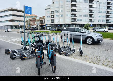 Porto, Portugal 10-16-2022 scooter électrique et location de vélos dans la rue à Foz do Douro Banque D'Images