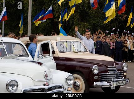 Bildnummer : 54439669 Datum : 17.09.2010 Copyright : imago/Xinhua (100918) -- GLUKHOV, 18 septembre 2010 (Xinhua) -- le président russe Dmitri Medvedev (L) et son homologue ukrainien Viktor Ianoukovitch restent les prochaines voitures anciennes lors d'un rallye automobile de St.. Saint-Pétersbourg à Kiev, près de la ville frontalière de Glukhov le 17 septembre 2010. Les deux leaders ont rejoint le rallye automobile qui part de St. Petersburg et terminez à Kiev ici vendredi avant leur rencontre bilatérale. (Xinhua/Mykhailo Markiv) (ypf) UKRAINE-RUSSIE-PRÉSIDENT-AUTO RALLYE PUBLICATIONxNOTxINxCHN People Politik kbdig xmk 2010 quer Bildnu Banque D'Images