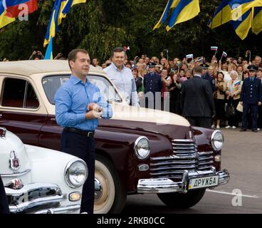 Bildnummer : 54439670 Datum : 17.09.2010 Copyright : imago/Xinhua (100918) -- GLUKHOV, 18 septembre 2010 (Xinhua) -- le président russe Dmitri Medvedev (L) et son homologue ukrainien Viktor Ianoukovitch restent les prochaines voitures anciennes lors d'un rallye automobile de St.. Saint-Pétersbourg à Kiev, près de la ville frontalière de Glukhov le 17 septembre 2010. Les deux leaders ont rejoint le rallye automobile qui part de St. Petersburg et terminez à Kiev ici vendredi avant leur rencontre bilatérale. (Xinhua/Mykhailo Markiv) (ypf) UKRAINE-RUSSIE-PRÉSIDENT-AUTO RALLYE PUBLICATIONxNOTxINxCHN People Politik kbdig xmk 2010 quadrat Bil Banque D'Images