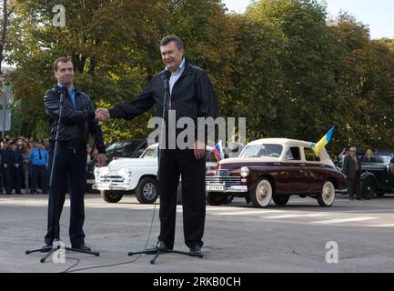 Bildnummer: 54439671  Datum: 17.09.2010  Copyright: imago/Xinhua (100918) -- GLUKHOV, Sept. 18, 2010 (Xinhua) -- Russia s President Dmitry Medvedev (L) shakes hands with his Ukrainian counterpart Viktor Yanukovich in front of vintage cars during a car rally from from St. Petersburg to Kiev, near the border town of Glukhov September 17, 2010. The two leaders joined the auto- rally which start from St. Petersburg and finish in Kiev here on Friday before their bilateral meeting. (Xinhua/Mykhailo Markiv) (ypf) UKRAINE-RUSSIA-PRESIDENT-AUTO RALLY PUBLICATIONxNOTxINxCHN People Politik kbdig xmk 2010 Stock Photo