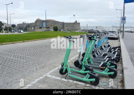 Scooter électrique et station de location de vélos électriques sur la rue à Foz do Douro, Porto Banque D'Images