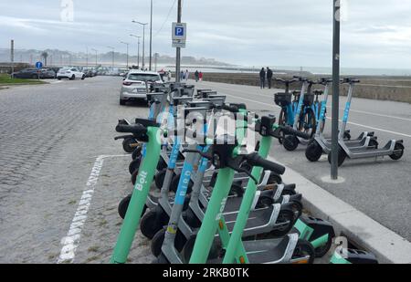 Promenade de la plage à Fos do Douro à Porto avec une station de partage de scooter électrique Banque D'Images