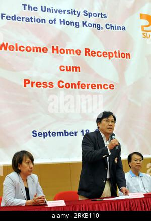 Bildnummer : 54440516 Datum : 18.09.2010 Copyright : imago/Xinhua (100918) -- HONG KONG, 18 septembre 2010 (Xinhua) -- Patrick Chan (C), président du comité préparatoire des Jeux étudiants de l'Université de Hong Kong, prend la parole lors d'une conférence de presse à Hong Kong, dans le sud de la Chine, le 18 septembre 2010. La Fédération sportive universitaire de Hong Kong a tenu une conférence de presse samedi pour annoncer que Hong Kong de Chine participerait à l'Universiade 2011 qui se tiendra à Shenzhen dans la province du Guangdong en août 2011. Il a également remis des prix aux athlètes qui ont remporté des médailles à l'Universiade et à l'A. Banque D'Images