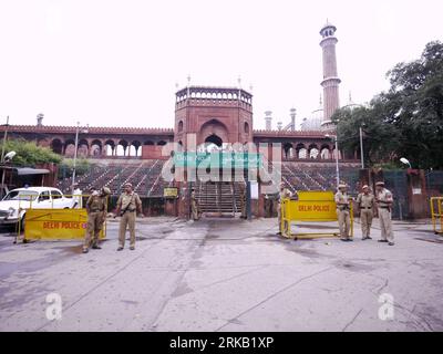 Bildnummer: 54445501  Datum: 20.09.2010  Copyright: imago/Xinhua (100920) -- NEW DELHI, Sept. 20, 2010 (Xinhua) -- Police officers stand guard in front of the historical Jama Masjid in New Delhi, capital of India, on Sept. 20, 2010. Two Chinese from Taiwan were injured when two men shot at them here at 11:20 a.m. Sunday. Indian police raised the security alert in this area on Monday and foreign tourists are seen fewer around Jama Masjid one day after the shooting incident. (Xinhua/Li Yigang) (lr) (2)INDIA-NEW DELHI-JAMA MASJID-SECURITY PUBLICATIONxNOTxINxCHN Gesellschaft Sicherheitskräfte Schi Stock Photo