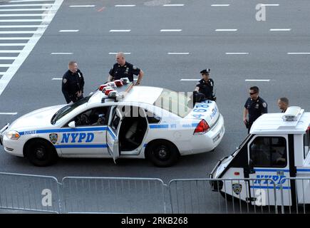 Bildnummer: 54446121  Datum: 20.09.2010  Copyright: imago/Xinhua (100921) -- NEW YORK, Sept. 21, 2010 (Xinhua) -- Policemen guard the headquarters of the United Nations (UN) in New York, the United States, Sept. 20, 2010. The security of the UN headquarters are strengthened recently as Some 140 heads of state and government gather here for the undergoing Millennium Development Goals summit and the upcoming General Assembly general debate. (Xinhua/Shen Hong) (lyi) U.S.-NEW YORK-UN-SECURITY PUBLICATIONxNOTxINxCHN Politik People UN Millenniumsgipfel Gipfel Armutsgipfel Vollversammlung Sicherheit Stock Photo