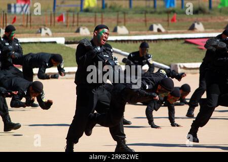 Bildnummer : 54460550 Datum : 23.09.2010 Copyright : imago/Xinhua (100923) -- BEIJING, 23 septembre 2010 (Xinhua) -- des membres de l'unité spéciale des armes et tactiques (SWAT) pratiquent un exercice de lutte contre le terrorisme à Beijing, capitale de la Chine, le 23 septembre 2010. L'exercice organisé jeudi par le Bureau municipal de la sécurité publique de Beijing vise à renforcer les capacités de lutte contre le terrorisme et de traitement des urgences. (Xinhua/Zhao Wanwei) (cxy) CHINA-BEIJING-ANTI-TERRORISM-DRILL (CN) PUBLICATIONxNOTxINxCHN Gesellschaft Militär anti Terror kbdig xcb 2010 quer o0 Übung, Militärübung, Antiterry Bildnummer 54460550 Date Banque D'Images