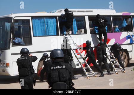 Bildnummer : 54460551 Datum : 23.09.2010 Copyright : imago/Xinhua (100923) -- BEIJING, 23 septembre 2010 (Xinhua) -- des membres de l'unité spéciale des armes et tactiques (SWAT) participent à un exercice de lutte contre le terrorisme à Beijing, capitale de la Chine, le 23 septembre 2010. L'exercice organisé jeudi par le Bureau municipal de la sécurité publique de Beijing vise à renforcer les capacités de lutte contre le terrorisme et de traitement des urgences. (Xinhua/Zhao Wanwei) (cxy) CHINA-BEIJING-ANTI-TERRORISM-DRILL (CN) PUBLICATIONxNOTxINxCHN Gesellschaft Militär anti Terror kbdig xcb 2010 quer o0 Übung, Militärübung, Antiterry Bildnummer 54460551 Date Banque D'Images