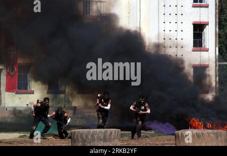 Bildnummer : 54460552 Datum : 23.09.2010 Copyright : imago/Xinhua (100923) -- BEIJING, 23 septembre 2010 (Xinhua) -- des membres de l'unité spéciale des armes et tactiques (SWAT) participent à un exercice de lutte contre le terrorisme à Beijing, capitale de la Chine, le 23 septembre 2010. L'exercice organisé jeudi par le Bureau municipal de la sécurité publique de Beijing vise à renforcer les capacités de lutte contre le terrorisme et de traitement des urgences. (Xinhua/Zhao Wanwei) (cxy) CHINA-BEIJING-ANTI-TERRORISM-DRILL (CN) PUBLICATIONxNOTxINxCHN Gesellschaft Militär anti Terror kbdig xcb 2010 quer o0 Übung, Militärübung, Antiterry, qualm, Rauch Bildnummer Banque D'Images