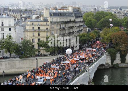 Bildnummer : 54462665 Datum : 23.09.2010 Copyright : imago/Xinhua (100923) -- PARIS, 23 septembre 2010 (Xinhua) -- des manifestants assistent à la marche pour protester contre les plans du président Nicolas Sarkozy de relever l'âge de la retraite à Paris, France, le 23 septembre 2010. (Xinhua/Gonzalo Fuentes) (gj) FRANCE-PARIS-REFORMES DES RETRAITES-MANIFESTATION PUBLICATIONxNOTxINxCHN Politik Demo Protest Rentenreform rente Reform kbdig xmk 2010 quer premiumd xint o0 totale Bildnummer 54462665 Date 23 09 2010 Copyright Imago XINHUA Paris Sep 23 2010 un manifestant de XINHUA assiste à la manifestation contre FR Banque D'Images