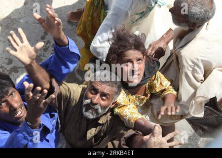 Bildnummer : 54466580 Datum : 26.09.2010 Copyright : imago/Xinhua (100926) -- HYDERABAD, 26 septembre 2010 (Xinhua) -- les victimes pakistanaises des inondations attendent de recevoir du matériel de secours de l'équipe chinoise de sauvetage par hélicoptère, dans des installations temporaires au Pakistan, le 26 septembre 2010. Dimanche, l'équipe chinoise de sauvetage par hélicoptère a largué de la farine et de l'eau potable dans des colonies temporaires qui ont été construites sur le barrage. (Xinhua/Li Xiang) (axy) MATÉRIEL DE SECOURS PAR HÉLICOPTÈRE SINO-PAKISTANAIS PUBLICATIONxNOTxINxCHN Gesellschaft Naturkatastrophe flut kbdig xmk 2010 quer premiumd xint o0 Hilfslieferung humanitäre Hil Banque D'Images