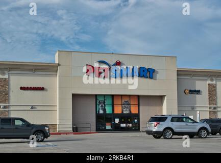 Houston, Texas États-Unis 07-04-2023. Petsmart vitrine extérieure et parking à Houston, TX. Chaîne américaine de supermarchés pour animaux de compagnie fondée en 1986. Banque D'Images