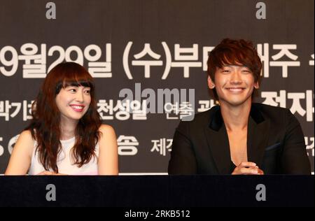 Bildnummer : 54474893 Datum : 27.09.2010 Copyright : imago/Xinhua (100927) -- Séoul, 27 septembre 2010 (Xinhua) -- l'acteur sud-coréen Jung Ji-hoon (Rain) et l'actrice Lee Na-young parlent aux médias lors d'une conférence de production du drame Fugitive Plan B à Séoul, Corée du Sud, le 27 septembre 2010. (Xinhua/Park Jin-hee)(zf) CORÉE DU SUD-ENTERTAINMENT-TV DRAMA-RAIN PUBLICATIONxNOTxINxCHN Entertainment People TV film vdig xub 2010 quer Bildnummer 54474893 Date 27 09 2010 Copyright Imago XINHUA Séoul sept 27 2010 XINHUA l'acteur sud-coréen Young ji Hoon Rain et l'actrice Lee Na Young me parlent Banque D'Images