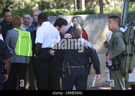 Bildnummer: 54484613  Datum: 28.09.2010  Copyright: imago/Xinhua (100928) -- AUSTIN, Sept. 28, 2010 (Xinhua) -- Police talk with university officials after a shooting incident at the University of Texas Austin campus in Austin, Texas, the United States, Sept. 28, 2010. The gunman died after appearing to have shot himself in the Perry Castaneda Library in the university, said Rohnda Weldon, the university s director of communications. Police were reportedly looking for a possible second suspect because descriptions given by eye witnesses differed. (Xinhua/Song Qiong) (zw) U.S.-AUSTIN-SHOOTING P Stock Photo