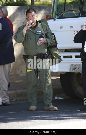 Bildnummer : 54484611 Datum : 28.09.2010 Copyright : imago/Xinhua (100928) -- AUSTIN, 28 septembre 2010 (Xinhua) -- Un policier monte la garde après une fusillade sur le campus Austin de l'Université du Texas à Austin, Texas, États-Unis, le 28 septembre 2010. Le tireur est mort après avoir semblé s'être tiré dessus dans la bibliothèque Perry Castaneda de l'université, a déclaré Rohnda Weldon, directrice des communications de l'université. La police serait à la recherche d ' un éventuel deuxième suspect parce que les descriptions données par les témoins oculaires différaient. (Xinhua/Song Qiong) (zw) US-AUSTIN-SHOOTING PUBLICATIONxNO Banque D'Images