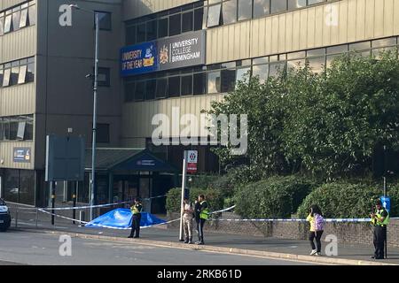 Parade, Birmingham, 24 août 2023 : un médecin légiste examine la scène après qu'un garçon de 16 ans ait été poignardé devant l'University College Birmingham jeudi après-midi. Un porte-parole de la police a déclaré BirminghamLive: "Nous avons été appelés à un coup de couteau à l'extérieur de l'University College Birmingham à Ladywood, à 14H40 aujourd'hui (24 août). Un enfant de 16 ans a été transporté à l'hôpital avec de graves blessures. « Nos demandes sont à un stade précoce et toute personne ayant des informations est priée de nous contacter via Live Chat sur notre site Web, ou en appelant 101, et de citer le journal 2794 du 24 août. » Crédit : Arrêter Press Media/Alamy Live News Banque D'Images