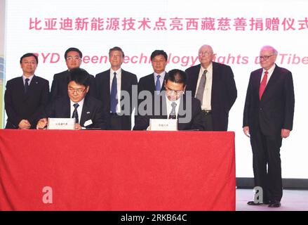 Bildnummer : 54485821 Datum : 29.09.2010 Copyright : imago/Xinhua (100929) -- PÉKIN, 29 septembre 2010 (Xinhua) -- investisseur milliardaire Warren Buffett, Charles Munger, vice-ministre chinois des Sciences et de la technologie du Zhanyuan, fondateur de Microsoft Bill Gates, vice-président du gouvernement de la région autonome du Tibet du sud-ouest de la Chine Deng Xiaogang, président du constructeur automobile chinois BYD Auto Wang Chuanfu (de droite à gauche, 2e rangée) assister à une cérémonie de signature de don de BYD Auto à Beijing, capitale de la Chine, le 29 septembre 2010. BYD Auto a fait don de 1 000 systèmes d'énergie solaire d'une valeur totale de 25 millions de RMB (environ 37 Banque D'Images