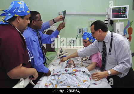 Bildnummer : 54485906 Datum : 28.09.2010 Copyright : imago/Xinhua (100929) -- PANAMA CITY, 29 septembre 2010 (Xinhua) -- Hannah Yinneth Fernandez est vue après que des médecins ont séparé les jumeaux conjoints à Panama City, Panama, 28 septembre 2010. Les jumelles d un an connectées à l abdomen ont été chirurgicalement séparées mardi par une équipe de 50 médecins, marquant la première opération médicale de ce type au Panama. (Xinhua) (gj) PANAMA-PANAMA CITY-CONJOINTED JUMEAUX-CHIRURGIE PUBLICATIONxNOTxINxCHN Gesellschaft siamesische Zwillinge Trennung Krankenhaus Klinik kbdig xsk 2010 quer premiumd xint o0 Kind, Kleinkind, M. Banque D'Images
