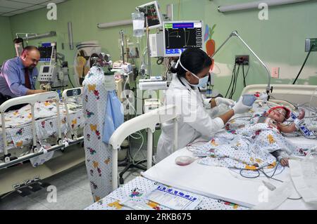 Bildnummer : 54485910 Datum : 28.09.2010 Copyright : imago/Xinhua (100929) -- PANAMA CITY, 29 septembre 2010 (Xinhua) -- Hannah Yanneth Fernandez (R, Red Hat) et Hannah Yinneth Fernandez (L) sont vues dans des lits séparés après que les médecins ont séparé les jumeaux conjoints à Panama City, Panama, 28 septembre 2010. Les jumelles d un an connectées à l abdomen ont été chirurgicalement séparées mardi par une équipe de 50 médecins, marquant la première opération médicale de ce type au Panama. (Xinhua) (gj) PANAMA-PANAMA CITY-CONJOINTED JUMEAUX-CHIRURGIE PUBLICATIONxNOTxINxCHN Gesellschaft siamesische Zwillinge Trennung Krankenhau Banque D'Images