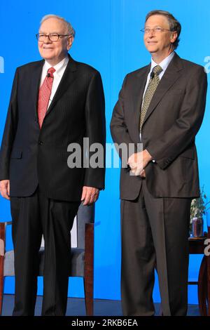 Bildnummer: 54494545  Datum: 30.09.2010  Copyright: imago/Xinhua (100930) -- BEIJING, Sept. 30, 2010 (Xinhua) -- U.S billionaire philanthropists Bill Gates (R) and Warren Buffett attend a press conference in Beijing, capital of China, Sept. 30, 2010. The two chaired a close-door charity banquet with about 50 Chinese wealthy in Beijing Wednesday night. (Xinhua/Li Mingfang) (xzj) CHINA-BEIJING-BILL GATES-WARREN BUFFETT-PRESS CONFERENCE (CN) PUBLICATIONxNOTxINxCHN People Wirtschaft Wohltätigkeit Charity kbdig xsp 2010 hoch     Bildnummer 54494545 Date 30 09 2010 Copyright Imago XINHUA  Beijing Se Stock Photo
