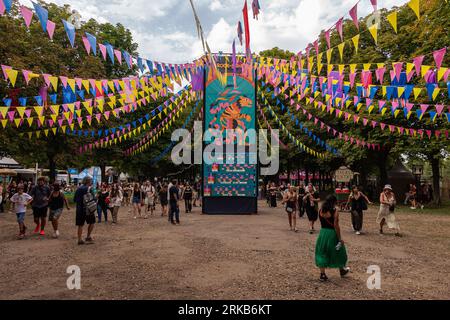 Paris, France. 23 août 2023. Les festivaliers se promènent le long de la zone Rock en Seine Festival. Le premier jour de la 20e édition du festival de musique français Rock en Seine a réuni environ 40 000 personnes qui ont assisté au concert de l’artiste américaine Billie Eilish, au domaine National de Saint-Cloud. (Photo Telmo Pinto/SOPA Images/Sipa USA) crédit : SIPA USA/Alamy Live News Banque D'Images