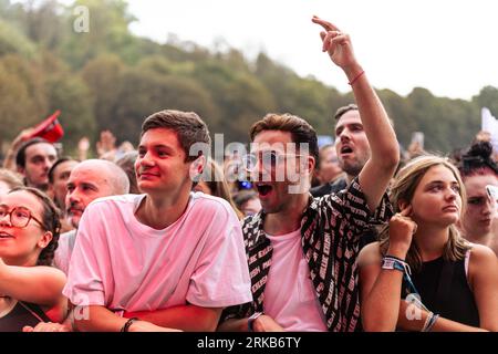 Paris, France. 23 août 2023. Un fan vu chanter pendant le concert live. Le premier jour de la 20e édition du festival de musique français Rock en Seine a réuni environ 40 000 personnes qui ont assisté au concert de l’artiste américaine Billie Eilish, au domaine National de Saint-Cloud. (Photo Telmo Pinto/SOPA Images/Sipa USA) crédit : SIPA USA/Alamy Live News Banque D'Images