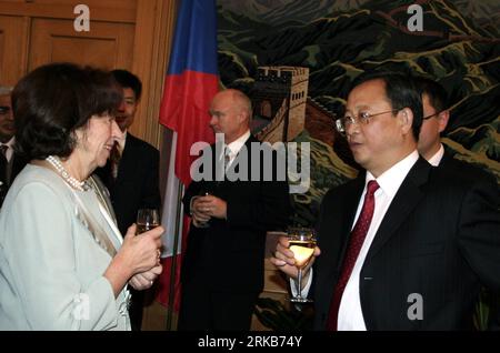 Bildnummer : 54502441 Datum : 30.09.2010 Copyright : imago/Xinhua (101001) -- PRAGUE, 1 octobre 2010 (Xinhua) -- l'ambassadeur de Chine en République tchèque Yu Qingtai (à droite) s'entretient avec le président tchèque Vaclav Klaus, l'épouse Livia, lors d'une réception marquant le 61e anniversaire de la fondation de la République populaire de Chine, à Prague, capitale de la République tchèque, le 30 septembre 2010. (Xinhua/Sun Xiyou) (cl) RÉCEPTION DE LA JOURNÉE NATIONALE DE L'AMBASSADE TCHÈQUE-CHINOISE PUBLICATIONxNOTxINxCHN personnes Politik kbdig xsp 2010 quer o0 Frau, Mann, Ehefrau, Ehemann, Familie Bildnummer 54502441 Date 30 09 2010 Copyright Imago XINHUA Banque D'Images