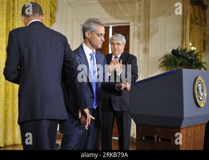 Bildnummer : 54503611 Datum : 01.10.2010 Copyright : imago/Xinhua (101001) -- WASHINGTON, 1 octobre 2010 (Xinhua) -- Rahm Emanuel (C), chef de cabinet sortant de la Maison Blanche, se prépare à prendre la parole pendant que son successeur Pete Rouse se tient dans la salle est de la Maison Blanche à Washington D.C., capitale des États-Unis, le 1 octobre 2010. (Xinhua/Zhang Jun) (zw) U.S.-WASHINGTON-WHITE HOUSE-CHIEF OF STAFF PUBLICATIONxNOTxINxCHN Politik People kbdig xng 2010 quer premiumd xint Bildnummer 54503611 Date 01 10 2010 Copyright Imago XINHUA Washington OCT 1 2010 XINHUA Outgoing White House Chief of Staff Cream Banque D'Images