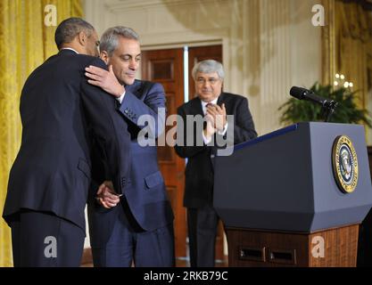 Bildnummer : 54503612 Datum : 01.10.2010 Copyright : imago/Xinhua (101001) -- WASHINGTON, 1 octobre 2010 (Xinhua) -- le président américain Barack Obama (à gauche) embrasse Rahm Emanuel (à droite), le chef de cabinet sortant de la Maison Blanche, tandis que Pete Rouse, le nouveau chef de cabinet intérimaire d'Obama, regarde, dans la salle est de la Maison Blanche à Washington D.C., capitale des États-Unis, le 1 octobre 2010. (Xinhua/Zhang Jun) (zw) U.S.-WASHINGTON-WHITE HOUSE-CHIEF OF STAFF PUBLICATIONxNOTxINxCHN Politik People kbdig xng 2010 quer premiumd xint Bildnummer 54503612 Date 01 10 2010 Copyright Imago XINHUA Washington OCT 1 2010 XINHUA U. Banque D'Images